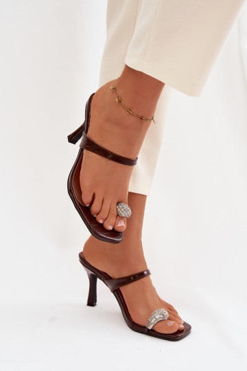Zapatillas de mujer color chocolate con tacones delgados y detalles decorativos Lorissa