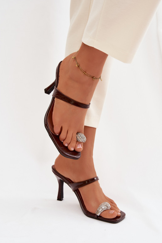 Zapatillas de mujer color chocolate con tacones delgados y detalles decorativos Lorissa