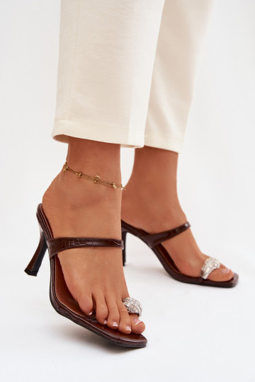 Zapatillas de mujer color chocolate con tacones delgados y detalles decorativos Lorissa 2