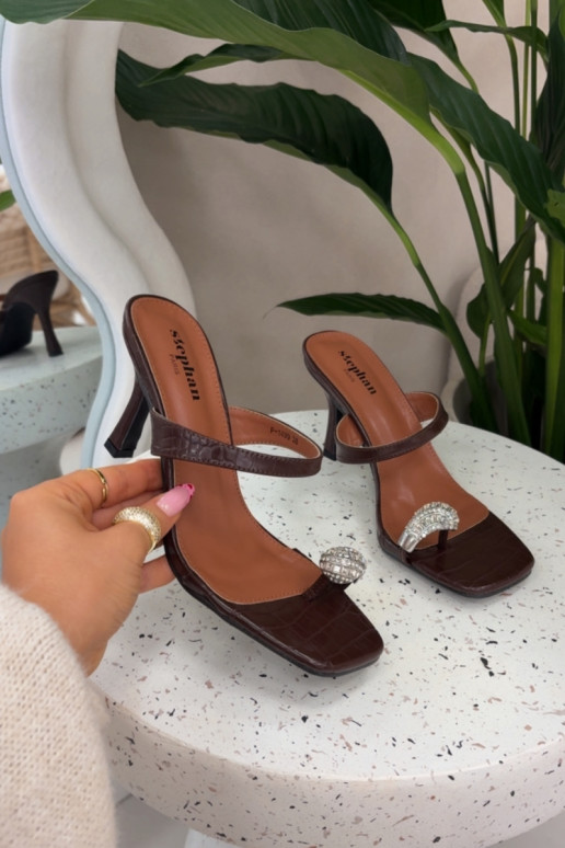 Zapatillas de mujer color chocolate con tacones delgados y detalles decorativos Lorissa