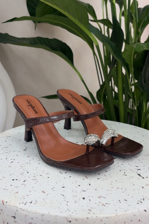 Zapatillas de mujer color chocolate con tacones delgados y detalles decorativos Lorissa