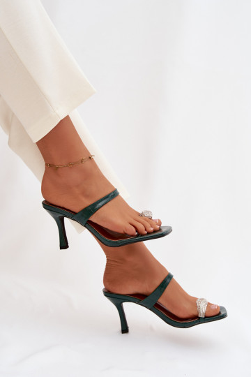 Zapatillas de mujer color verde botella con tacones delgados y detalles decorativos Lorissa 2