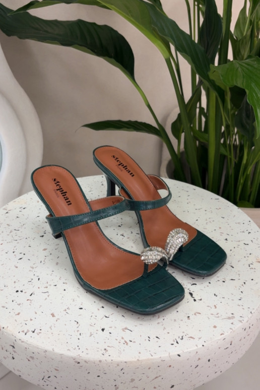 Zapatillas de mujer color verde botella con tacones delgados y detalles decorativos Lorissa