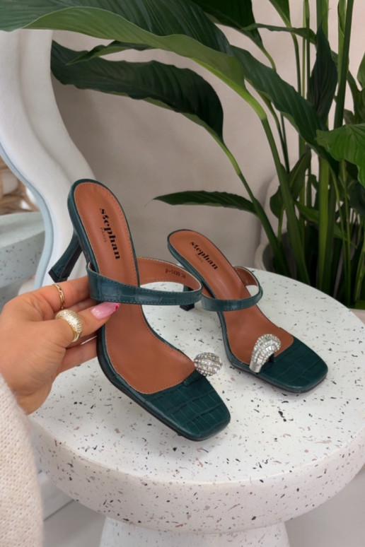 Zapatillas de mujer color verde botella con tacones delgados y detalles decorativos Lorissa