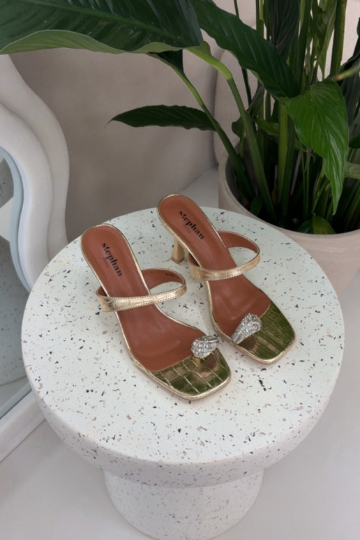 Zapatillas de mujer color dorado con tacones delgados y detalles decorativos Lorissa