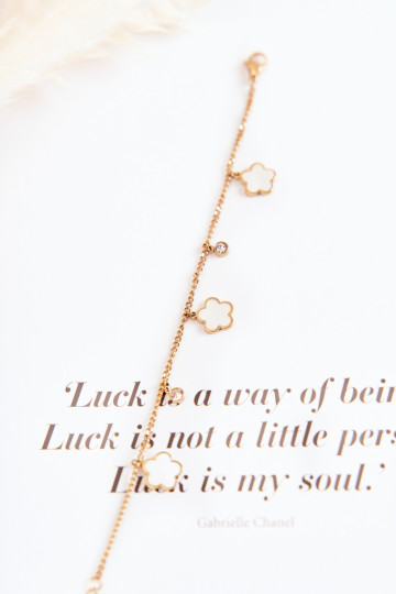 Una pulsera con una cadena con flores oro-Blanco