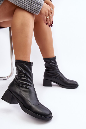 Botas de mujer En un tacón bajo de color negro Aphroteia 2