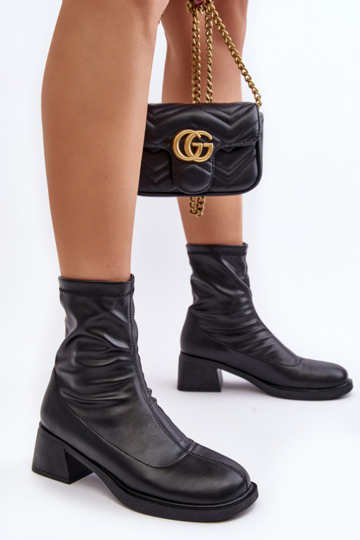 Botas de mujer En un tacón bajo de color negro Aphroteia