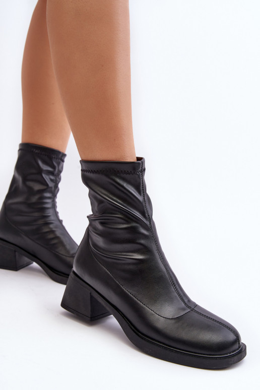 Botas de mujer En un tacón bajo de color negro Aphroteia
