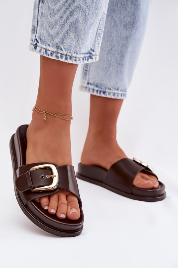 Chanclas para mujer con hebillas doradas color chocolate Rosivana 2