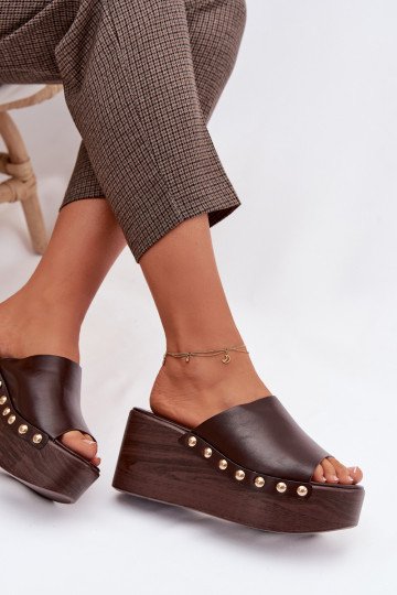 Zapatos de casa para mujer en plataforma con tachuelas doradas de color chocolate Farinelle
