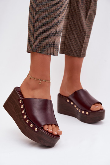 Zapatos de casa para mujer en plataforma con tachuelas doradas de color burdeos Farinelle 2