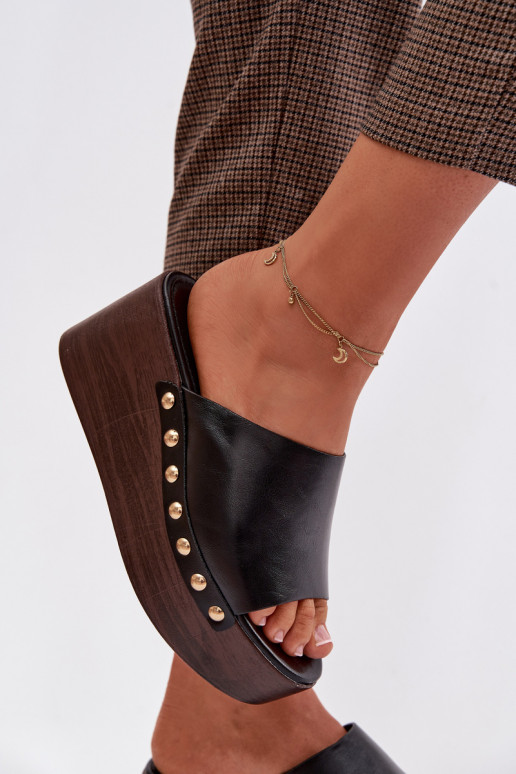 zapatillas de mujer en una cuña y plataforma Ze color doradomi Studs de color negro Farinelle