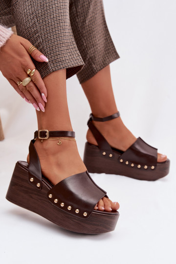 Sandalias de plataforma para mujer con tachuelas doradas de color chocolate Galorina
