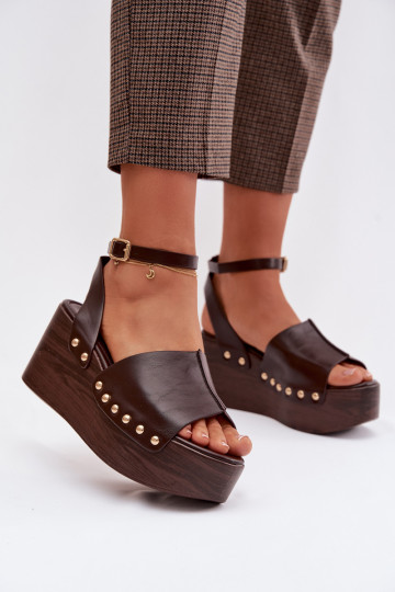 Sandalias de plataforma para mujer con tachuelas doradas de color chocolate Galorina 2