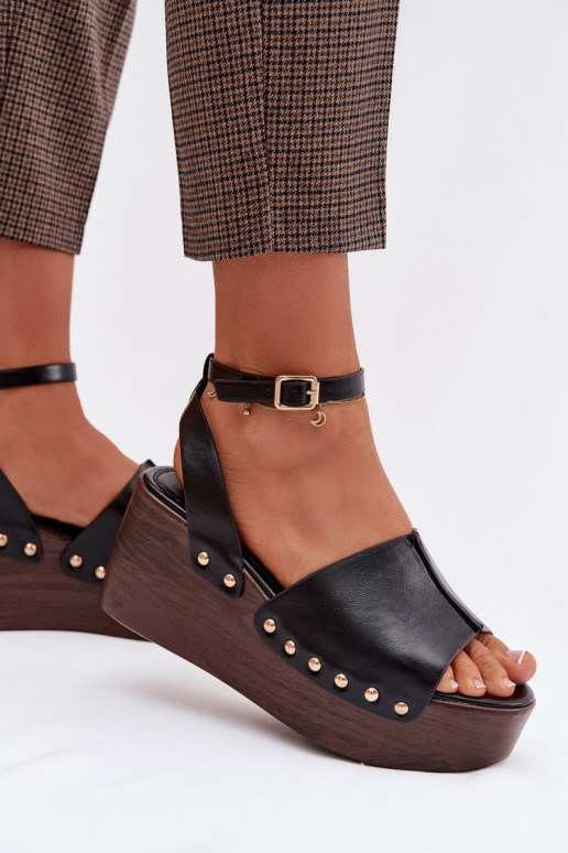 Sandalias de mujer en una cuña Ze color doradomi Studs de color negro Galorina