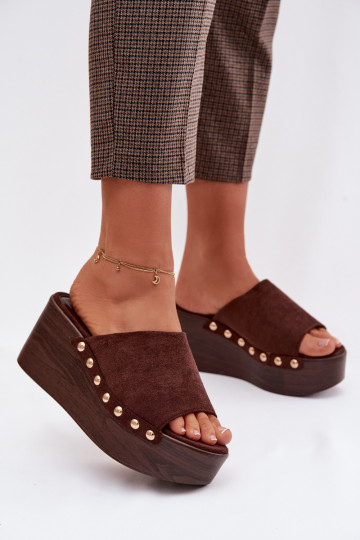 Zapatos de casa para mujer en plataforma con tachuelas doradas de ante sintético de color marrón Helivina