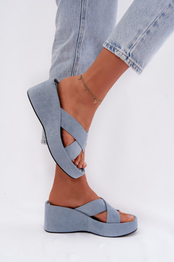 zapatillas de mujer en una cuñade gamuza ecológicau color azul Calorine