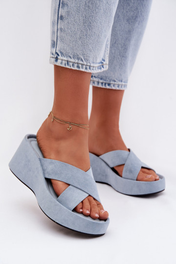 zapatillas de mujer en una cuñade gamuza ecológicau color azul Calorine 2