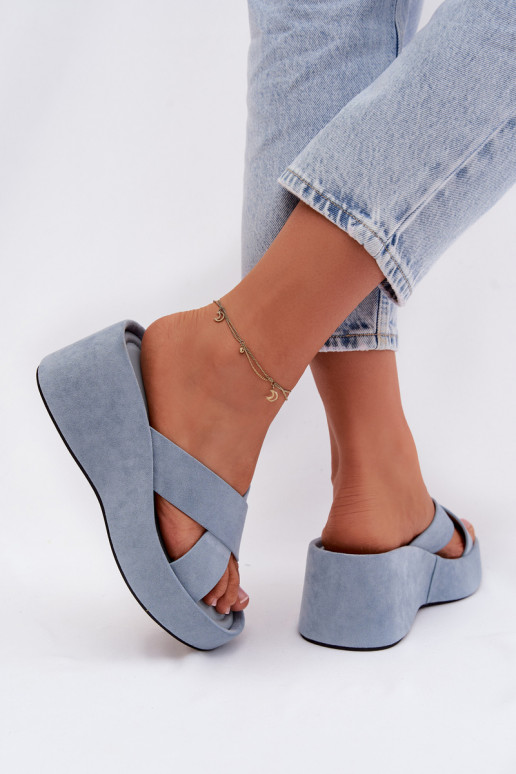 zapatillas de mujer en una cuñade gamuza ecológicau color azul Calorine