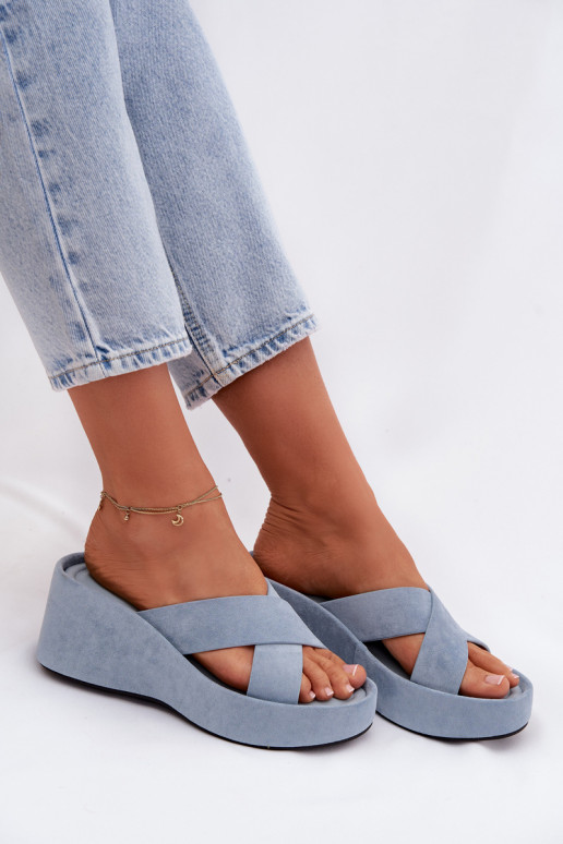 zapatillas de mujer en una cuñade gamuza ecológicau color azul Calorine