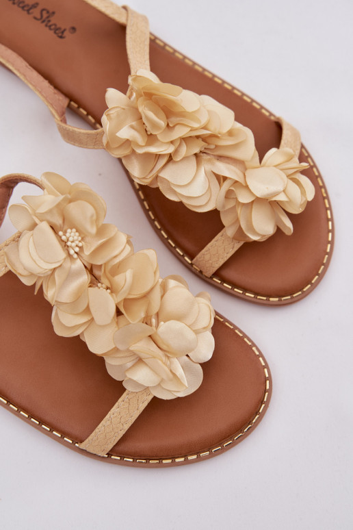 Sandalias planas para mujer. Con decoracionesi con motivos floraleskami color dorado Noemia