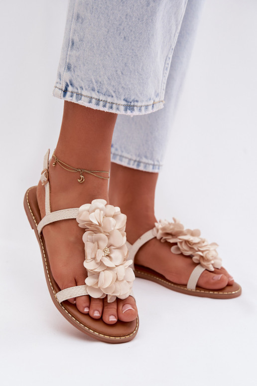 Sandalias planas para mujer. Con decoracionesi con motivos floraleskami color marfil Noemia