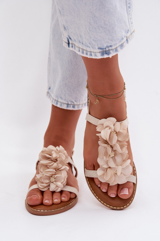 Sandalias planas para mujer. Con decoracionesi con motivos floraleskami color marfil Noemia
