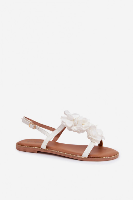 Sandalias planas para mujer. Con decoracionesi con motivos floraleskami el color blanco Noemia