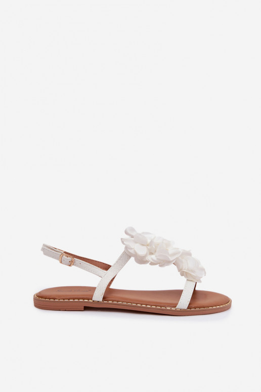 Sandalias planas para mujer. Con decoracionesi con motivos floraleskami el color blanco Noemia