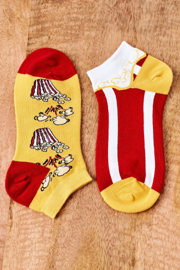 Medias cortas un par de diferentes diseños con palomitas color amarillo-rojo