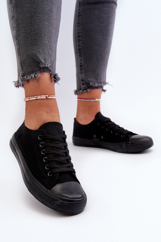 Zapatillas modelo clásico. Bajo de color negro Caelira