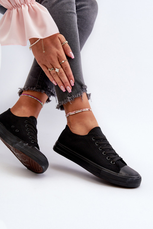 Zapatillas modelo clásico. Bajo de color negro Caelira