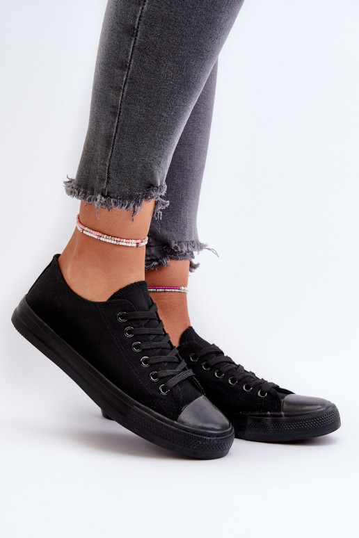 Zapatillas modelo clásico. Bajo de color negro Caelira