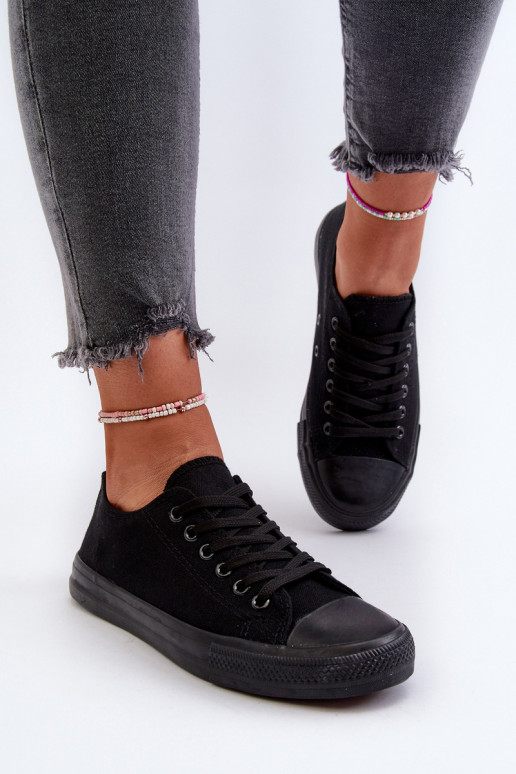 Zapatillas modelo clásico. Bajo de color negro Caelira