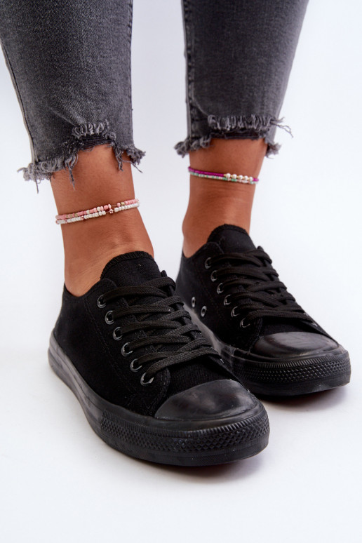 Zapatillas modelo clásico. Bajo de color negro Caelira