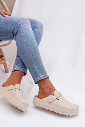 Zapatillas ligeras para mujer con tiras y hebillas color arena Larinie