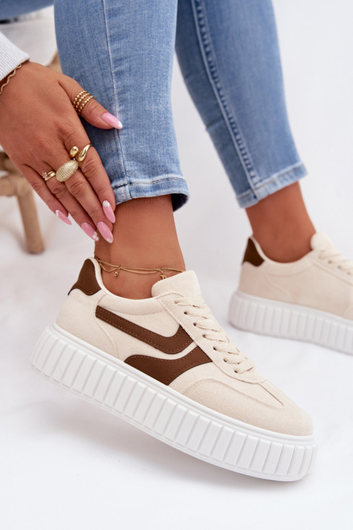 Zapatillas modelo zapatos. Femenino con una plataformade gamuza ecológicau beige Cadrina