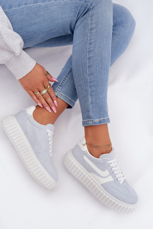 Zapatillas modelo zapatos. Femenino con una plataformade gamuza ecológicau azul claro Cadrina