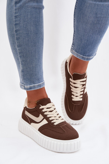 Zapatillas modelo zapatos. Femenino con una plataformade gamuza ecológicau color marrón Cadrina