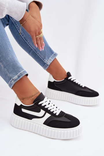 Zapatillas modelo zapatos. Femenino con una plataformade gamuza ecológicau de color negro Cadrina