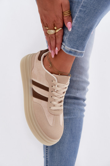 Zapatillas modelo zapatos. Femenino con una plataforma beige Galleria