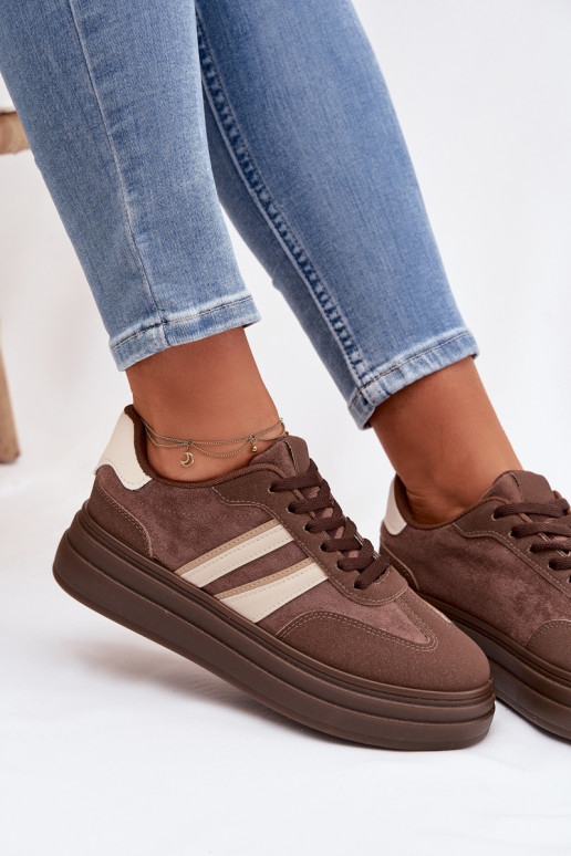 Zapatillas modelo zapatos. Femenino con una plataforma color marrón Galleria