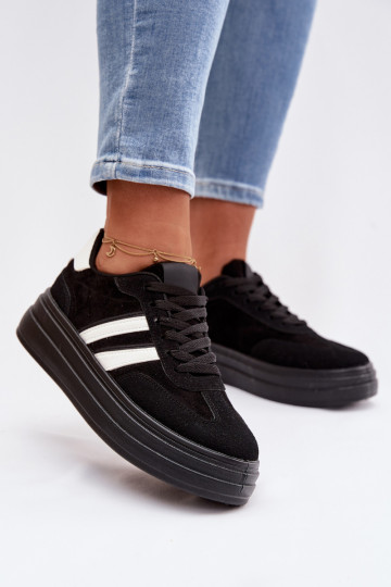 Zapatillas modelo zapatos. Femenino con una plataforma de color negro Galleria