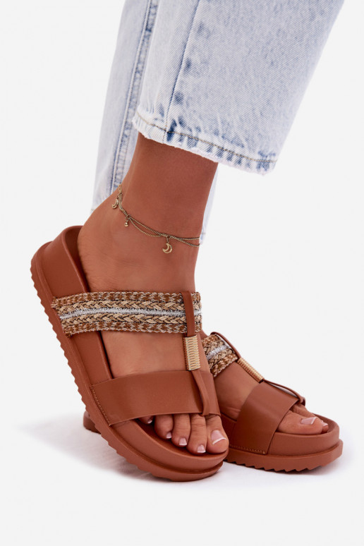 zapatillas de mujer con una plataforma con rayas I color doradom Detalem color marrón Tahlia