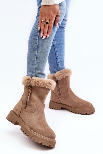 Botas de gamuza Femenino con un abrigo de piel beige Hasiva