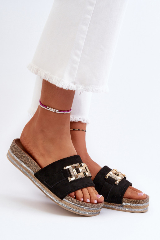 Zapatillas de mujer con plataforma y adorno. de color negro Vapireta