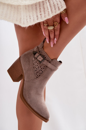 Botines de mujer con detalles calados y hebillas color arena Deloriah