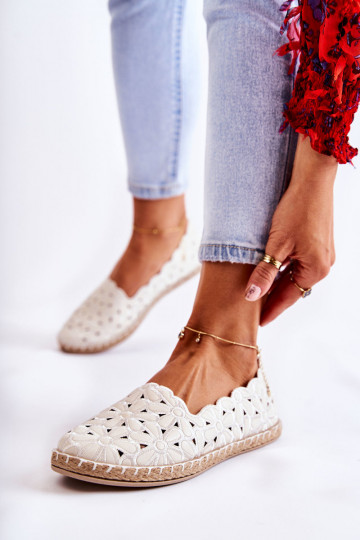 Femenino Un modelo convincente bailarinas con flores el color blanco Vennice