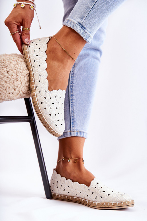 Femenino Un modelo convincente bailarinas con flores el color blanco Vennice